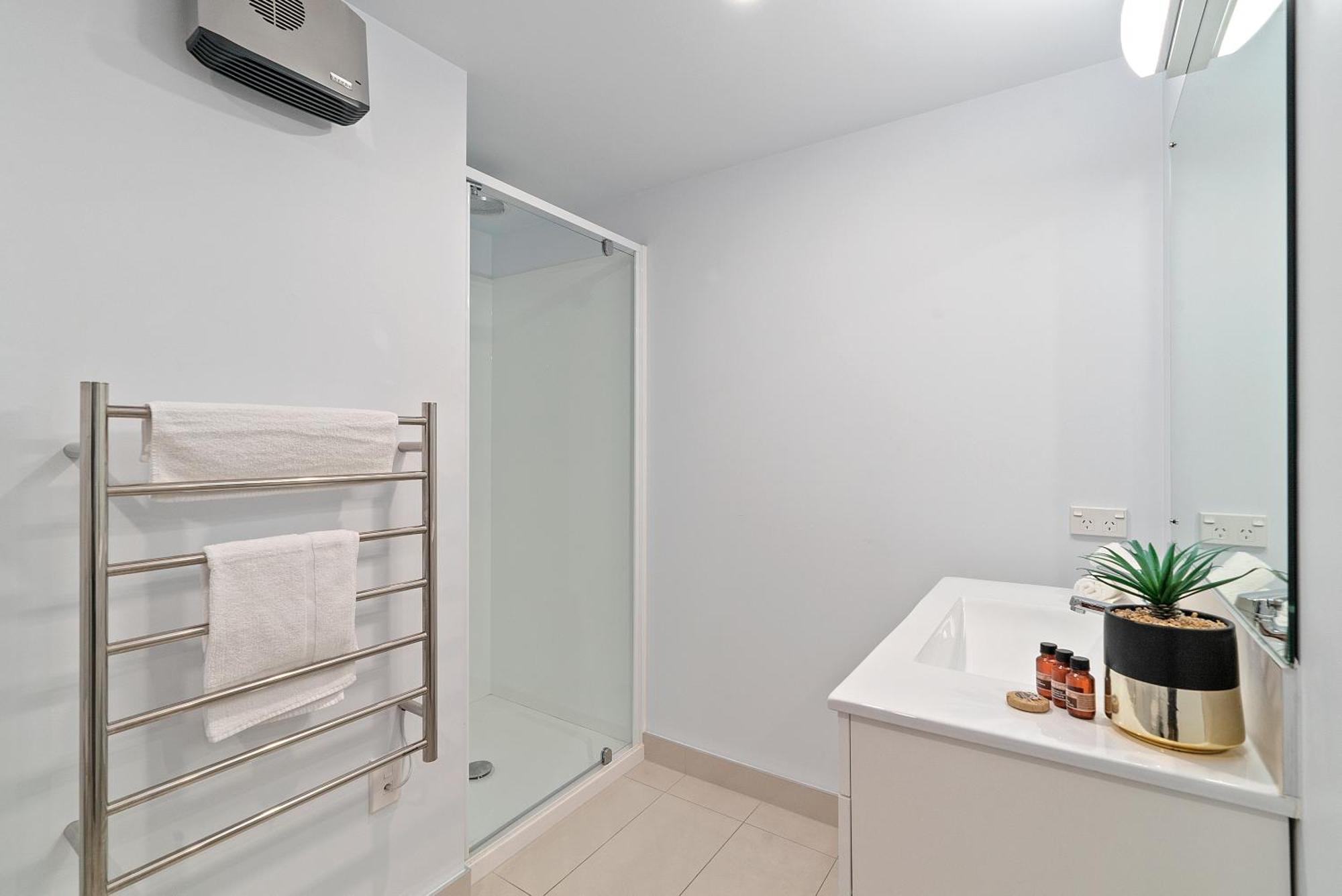 Lakeside Living - Modern 2-Bedroom Apartment クイーンズタウン エクステリア 写真