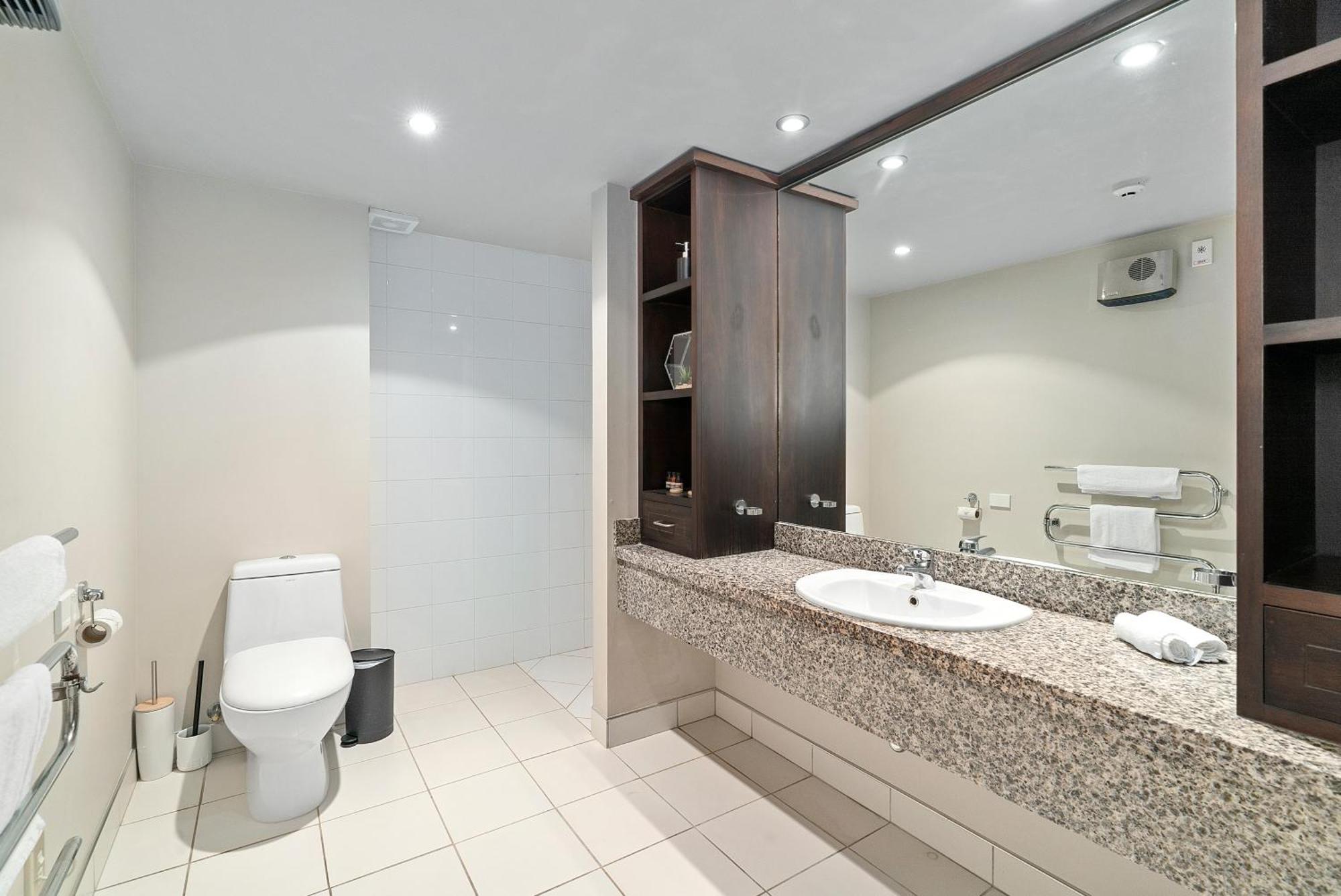 Lakeside Living - Modern 2-Bedroom Apartment クイーンズタウン エクステリア 写真