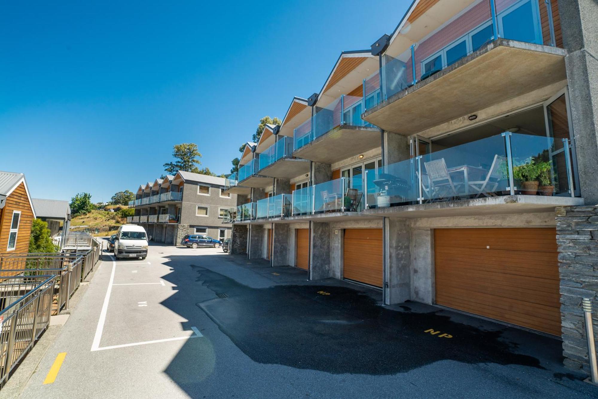 Lakeside Living - Modern 2-Bedroom Apartment クイーンズタウン エクステリア 写真